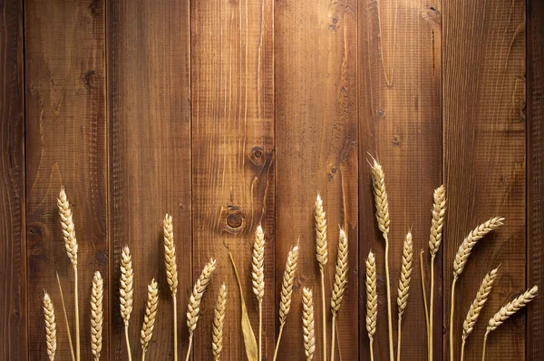 小麦籽粒在木头上 — 图库照片