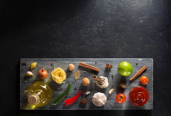 Kryddor och örter på bordet — Stockfoto