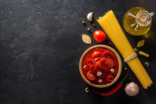 Molho de tomate na tigela — Fotografia de Stock