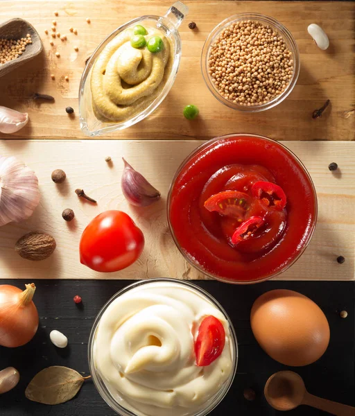 Tomatová omáčka, majonézy a hořčice v miskách — Stock fotografie