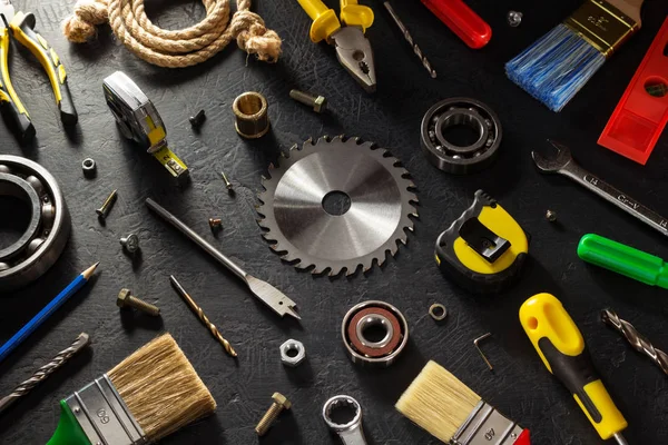 Werkzeuge und Instrumente auf schwarz — Stockfoto