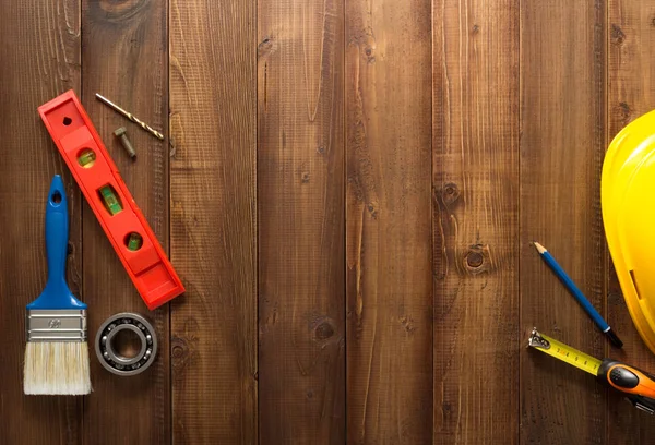 Herramientas de construcción sobre mesa de madera —  Fotos de Stock