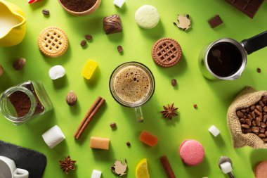 fincan kahve ve malzemeler, yeşil arka plan