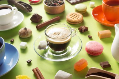 Kupası ve malzemeler yeşil kağıt yönü 