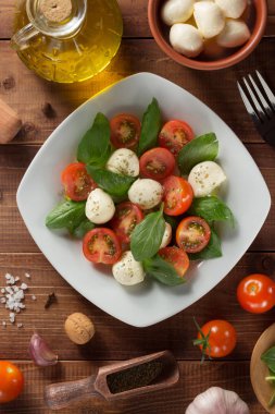 Caprese salatası ve malzemeler ahşap