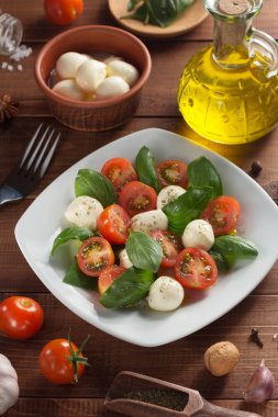 ahşap plaka Caprese salatası