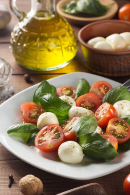 ahşap plaka Caprese salatası