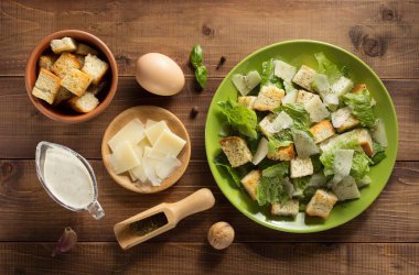 Sezar salatası ve malzemeler ahşap