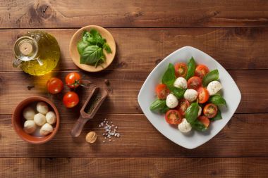 Caprese salatası ve malzemeler ahşap