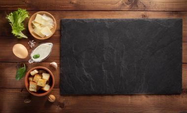 Sezar sosu malzemeler ahşap