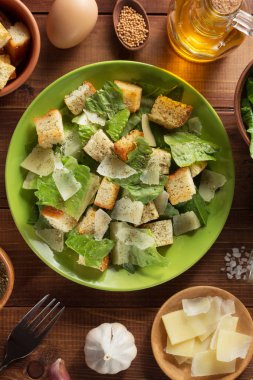 Sezar salatası ve malzemeler ahşap