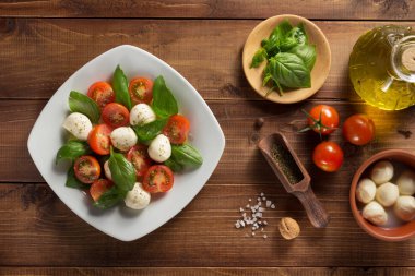 Caprese salatası ve malzemeler ahşap