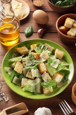 Sezar salatası ve malzemeler ahşap