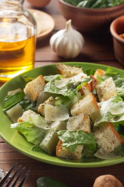 Sezar salatası ve malzemeler ahşap