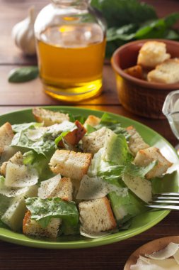 Sezar salatası ve malzemeler ahşap