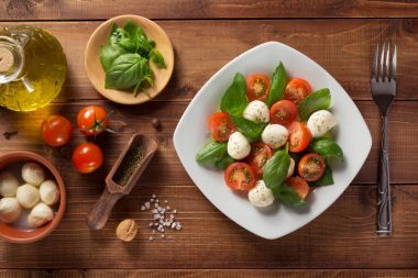 Caprese salatası ve malzemeler ahşap
