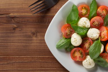 ahşap plaka Caprese salatası