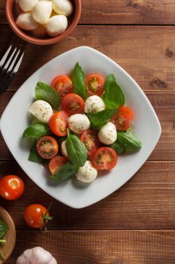 ahşap plaka Caprese salatası