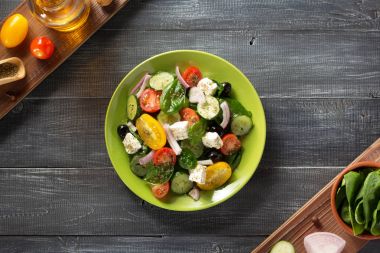 taze salata tabağı ve malzemeler