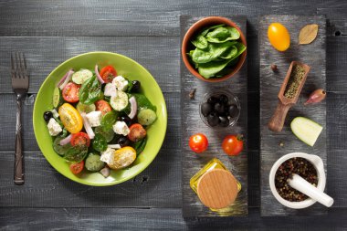 taze salata tabağı ve malzemeler