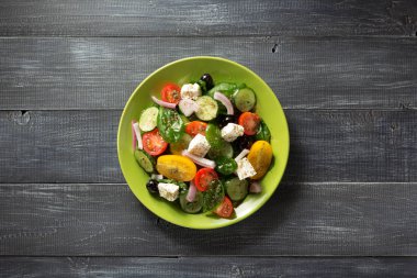 plaka ahşap üzerine taze Yunan salatası