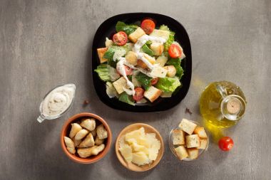 Sezar salatası ve malzemeler masada