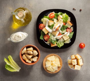 Sezar salatası ve malzemeler masada