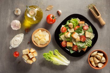 Sezar salatası ve malzemeler masada 