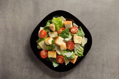 Sezar salatası masasında plaka 