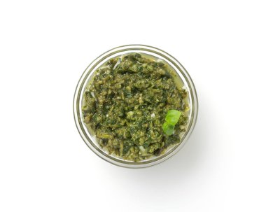 Pesto sos üzerine beyaz izole kase 