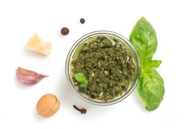 Pesto sos üzerine beyaz izole kase 