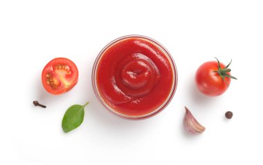 Domates sosu üzerine beyaz izole kase 