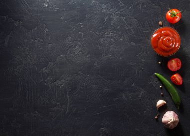 siyah arka plan üzerine domates sosu 