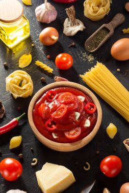 siyah arka plan üzerine bir kapta domates sosu