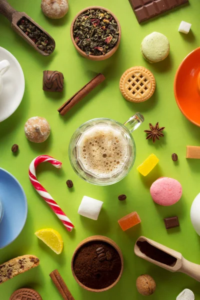 Kupası ve malzemeler yeşil kağıt yönü 