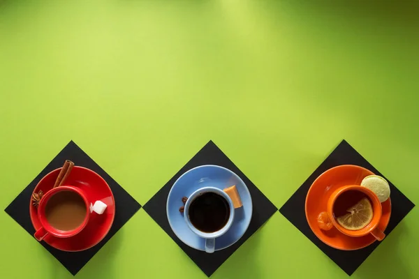 Xícara de café, chá e cacau em fundo colorido — Fotografia de Stock