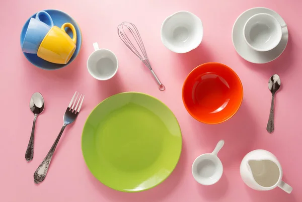 Посуда на абстрактном фоне — стоковое фото
