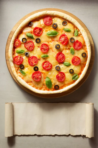 Pizza italiana a tavola — Foto Stock