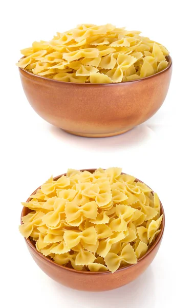 Farfalle pasta in kom geïsoleerd op wit — Stockfoto