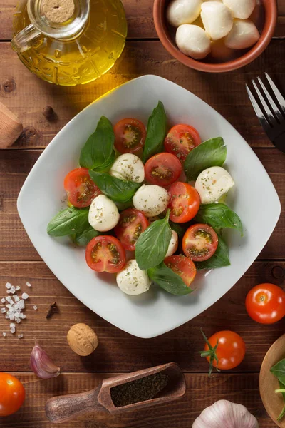 Caprese salatası ve malzemeler ahşap