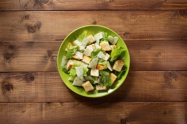 Caesar-Salat im Teller bei Holz — Stockfoto