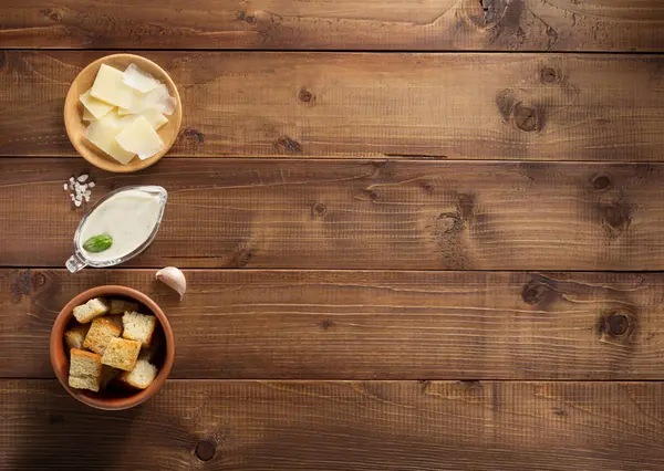 Ingredientes de salsa César en la madera — Foto de Stock