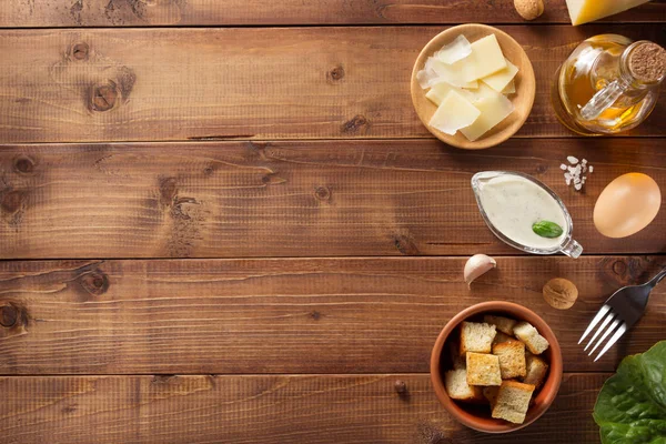 Caesar saus ingrediënten op hout — Stockfoto