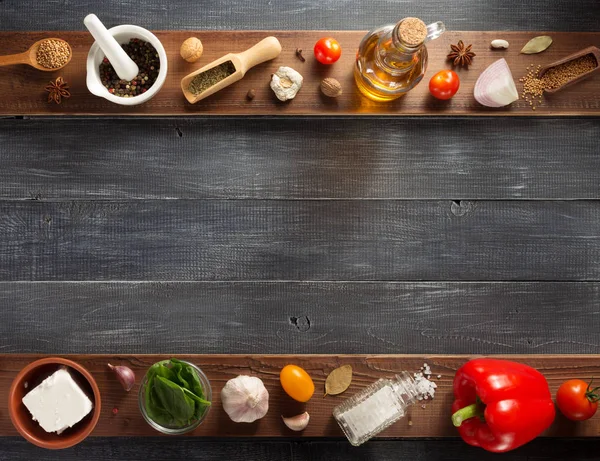 Especiarias, ervas e ingredientes alimentares em madeira — Fotografia de Stock