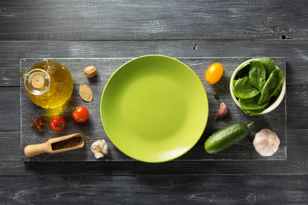 Especias, hierbas e ingredientes alimentarios en la madera —  Fotos de Stock