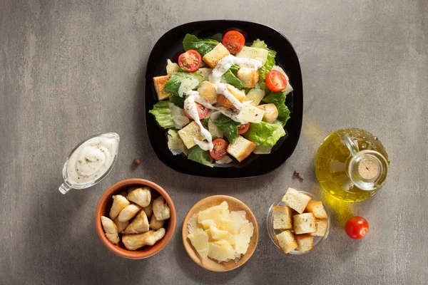 Caesar-Salat und Zutaten am Tisch — Stockfoto