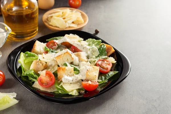 Salată de cezar și ingrediente la masă — Fotografie, imagine de stoc