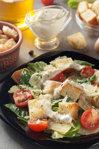 Caesar-Salat und Zutaten am Tisch — Stockfoto