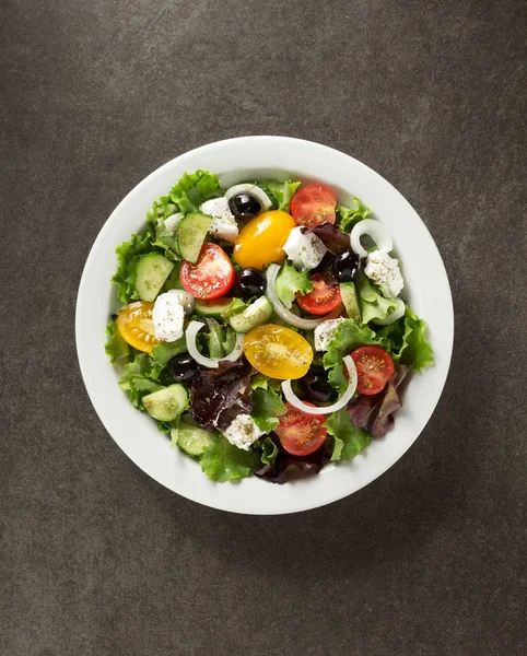 Frischer griechischer Salat im Teller — Stockfoto