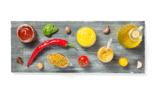 Tomatsås och senap på vit — Stockfoto